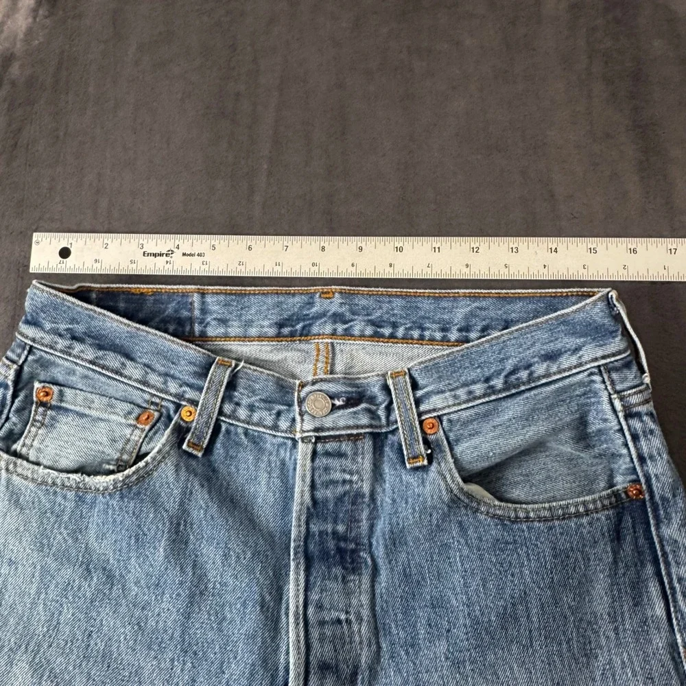 Levis 501 Original Fit Jeans Mens 30x30 Light Wash Blue Straight Leg Denim